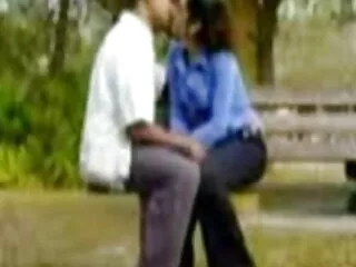 किशोर कोडी हिंदी सेक्सी मूवी वीडियो में स्तन और Boobjob